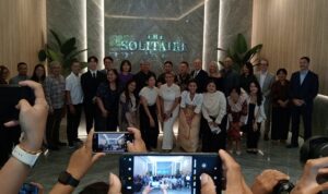 SOLITAIRE Direktur Utama InJourney, Maya Watono, Direktur Utama InJourney Hospitality, Christine Hutabarat dan CEO The Solitaire, Rudy Surjanto berfoto bersama para dokter yang bakal menangani pasien yang akan melakukan bedah plastik di The Solitaire usai peresmian tempat tersebut, Senin (18/5/2026). (Foto: djo)