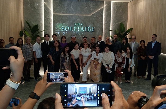 Direktur Utama InJourney, Maya Watono, Direktur Utama InJourney Hospitality, Christine Hutabarat dan CEO The Solitaire, Rudy Surjanto berfoto bersama para dokter yang bakal menangani pasien yang akan melakukan bedah plastik di The Solitaire usai peresmian tempat tersebut, Senin (18/5/2026). (Foto: djo)