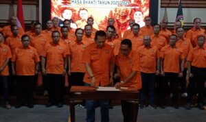 Ketua Umum PB Kodrat, Dr. H. Bambang Soesatyo, SE., SH., MBA (kiri) menyaksikan penandatanganan Berita Acara Pelantikan oleh Ketua Umum Pengprov Kodrat Bali I Gusti Ngurah Jaka Pratidnya di Gedung Sewaka Dharma Denpasar, Minggu (31/5/2026). (Foto: djo)