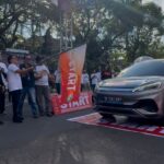 Ketua Umum KONI Bali, I Nyoman Giri Prasta mengibaskan bendera star Time Rally Seri I di depan Kantor Bupati Jembrana, Sabtu (23/5/2026) (Foto: humas KONI Bali)