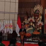 Ketua Umum KONI Pusat Letjen TNI (Purn) Marciano Norman memberikan sambutan seusai melantik dan mengukuhkan pengurus KONI Bali masa bakti 2026-2030 di Gedung Wiswa Sabha Utama Kantor Gubernur Bali, Jumat (15/5/2026. (Foto: djo)