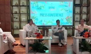 Presiden Direktur PT Surya Semesta Internusa Tbk Johannes Suriadjaja (tengah) saat memberikan penjelasan kepada pers terkait keberadaan Paradisus Bali yang baru saja selesai direnovasi, Sabtu (16/5/2026) (Foto: djo)