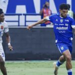 Dua pemain kunci Persib Bandung dan Persijap Jepara saat laga terakhir atau pekan ke-34 Super League 2025/2026 di Stadion Gelora Bandung Lautan Api, Kota Bandung, Sabtu (23/5/2026) yang berakhir imbang tanpa gol. Hasil ini menempatkan Persib juara Super League ketiga kalinya berturut-turut. (Foto: ileague)