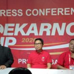 Ketua Panitia Liga Kampung Soekarno Cup III 2026 Regional Bali, I Wayan Adi Arnawa (tengah) saat menyampaikan keterangan kepada pers sebelum grand final turnamen tersebut, Senin (25/5/2026) (Foto: lan)