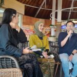 GM Beachwalk Shopping Center, Gita Sunarwulan (tengah) dan Campaign & Experience Manager Beachwalk Shopping Center, Reksa Hartoyo (kanan) saat memberikan keterangan pers soal Beachwalk Kuta Fest 2026, Kamis (28/5/2026) (Foto: djo)