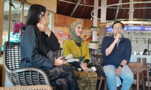 GM Beachwalk Shopping Center, Gita Sunarwulan (tengah) dan Campaign & Experience Manager Beachwalk Shopping Center, Reksa Hartoyo (kanan) saat memberikan keterangan pers soal Beachwalk Kuta Fest 2026, Kamis (28/5/2026) (Foto: djo)