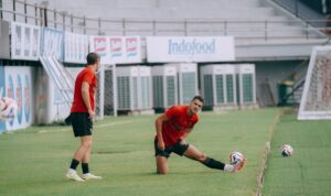 Striker Bai United Boris Kopitovic saat berlatih jelang melawan Bhayangkara Presisi Lampung FC pada pekan ke-33 Super League 2025/2026, Minggu (17/5/2026) di Stadion Kapten I Wayan Dipta Gianyar, Bali. (Foto: alex mobu)