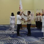 Ketua Umum KONI Jembrana I Gede Ngurah Patriana Krisna (kanan) menerima pataka KONI Jembrana dari Ketua Umum KONI Bali, I Nyoman Giri Prasta saat dilantik dan dikukuhkan, Sabtu (23/5/2026) (Foto: hms)
