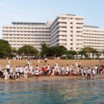 The Meru Sanur dan Bali Beach Hotel, The Heritage Collection saat pelepasan tukik ke laut dalam rangka memperingati World Turtle Day. (Foto: pr)