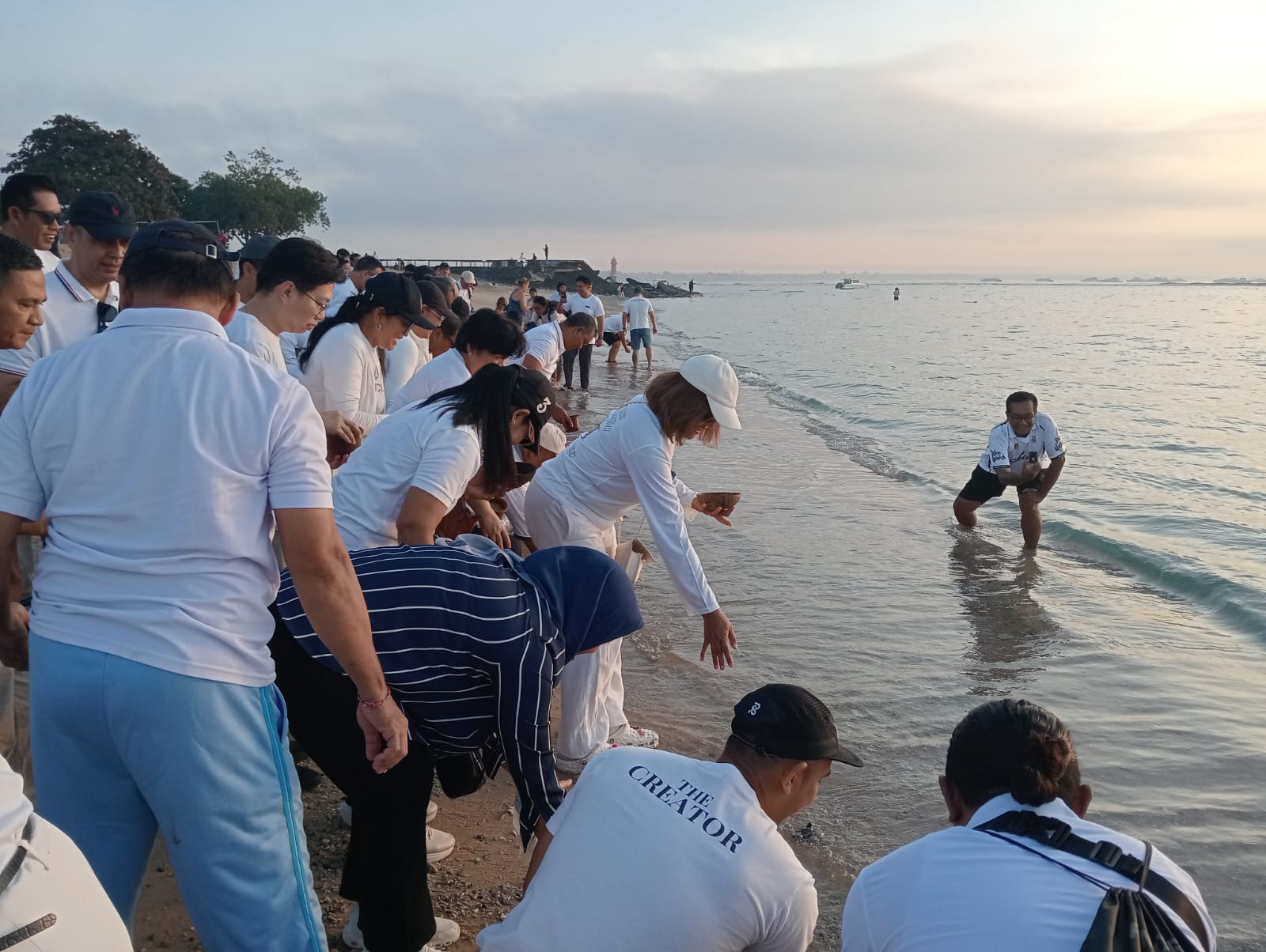 Jangan Buang Sampah Plastik ke Laut, The Meru Sanur Peringati World Turtle Day 2026 dengan Melepas Tukik