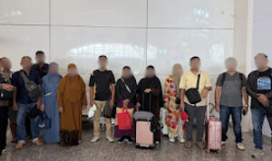 Inilah 13 WNI yang diduga akan berangkat haji secara non prosedural di Terminal Keberangkatan Internasional Bandar Udara I Gusti Ngurah Rai, Jumat (22/5/2026). Kantor Imigrasi Ngurah Rai melakukan penundaan keberangkatan mereka. (Foto: Ist)