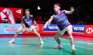 Ganda putra Indonesia Raymond Indra/Nikolaus Joaquin ke semifinal usai mengalahkan unggulan delapan dari Jepang Takuro Hoki/Yugo Kobayashi lewat rubber game 16-21, 24-22, dan 21-18. (Foto: X.Badminton)