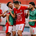 Boris Kopitovic (nomor 9) melakukan selebrasi bersama punggawa Bali United lainnya usai mencetak gol (Foto: butd)