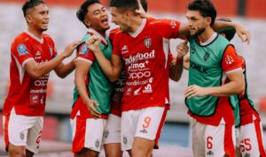 Boris Kopitovic (nomor 9) melakukan selebrasi bersama punggawa Bali United lainnya usai mencetak gol (Foto: butd)