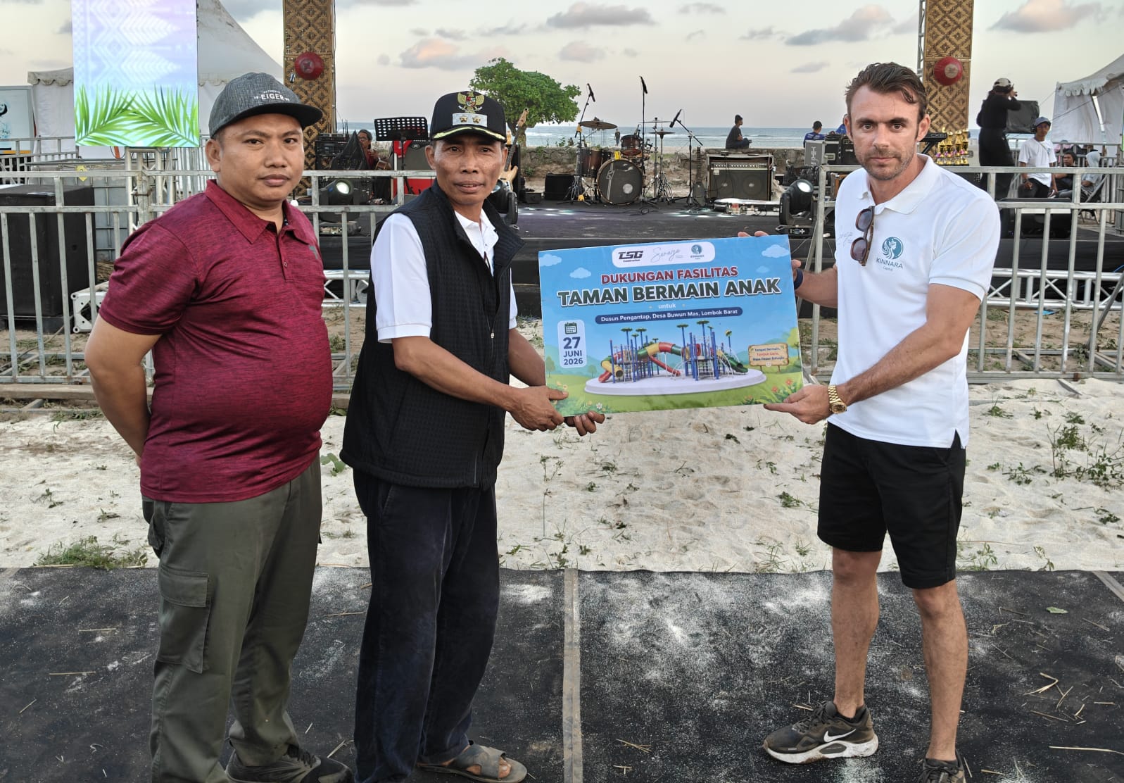 Pimpinan Saraya Resort, Adrian James Campbell, (kanan) menyerahkan Flayer pembangunan Arena hiburan anak Pengantap kepada Kepala Desa Induk Buwun Mas, Rochidi, S.IP., (dua dari kiri). (Foto perspectivesnews/Bil)
