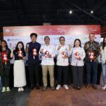 Wakil Ketua Umum NOC Indonesia, Ismail Ning (tengah) berpose bersama pihak AINAGOC dan para sponsor sembari memegang maskot Asian Games 2026 jelang dihelatnya Asian Games Fun Run 2026, Sabtu (13/6/2026) (Foto: NOC Indonesia/Naif Muhammad Al As)