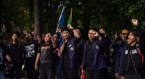 Massa mahasiswa mengikuti Aksi Bali Bergerak di kawasan Renon, Denpasar, Senin (22/6/2026). (Foto : Kominfo BEM Udayana)
