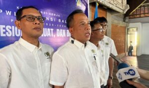 Ketua PWI Bali I Wayan Dira Arsana saat menjawab wartawan di sela pelaksanaan Konferensi Kerja PWI Provinsi Bali periode 2025–2030 di Gedung PWI Bali, Denpasar, Sabtu (6/6/2026). (Foto: ist)