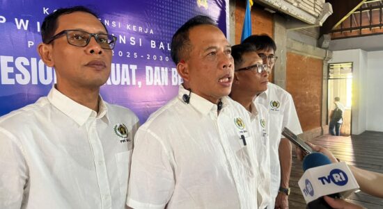 Ketua PWI Bali I Wayan Dira Arsana saat menjawab wartawan di sela pelaksanaan Konferensi Kerja PWI Provinsi Bali periode 2025–2030 di Gedung PWI Bali, Denpasar, Sabtu (6/6/2026). (Foto: ist)