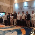 Ketua Harian PB Akuatik Indonesia Harlin Erlianto Rahardjo (tiga dari kanan) bersama panitia Asian OWS Championship ke-12 seusai memberi keterangan pers, Jumat (12/6/2026) (Foto: djo)