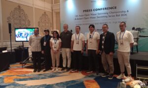 Ketua Harian PB Akuatik Indonesia Harlin Erlianto Rahardjo (tiga dari kanan) bersama panitia Asian OWS Championship ke-12 seusai memberi keterangan pers, Jumat (12/6/2026) (Foto: djo)