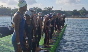 Para perenang putri sedang ancang-ancang melakukan start nomor 10 kilometer perairan terbuka Kejuaraan Renang Perairan Terbuka Asia ke-12 di InterContinental Jimbaran Bay, Kabupaten Badung, Bali, Senin (15/6/2026) (Foto: riz)