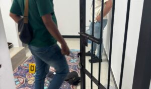 Kepolisian Resor Badung dan Sektor Kuta Selatan saat melakukan olah tempat kejadian perkara (TKP) di lokasi meninggalnya deteni WNA Australia pada Jumat (!0/7/2026). (Foto: Ist)