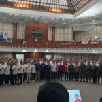 Gubernur Bali Wayan Koster dan Ketua Umum KONI Bali I Nyoman Giri Prasta berfoto bersama peserta Rakerprov KONI Bali di Gedung Wiswa Sabha Kantor Gubernur Bali Renon, Denpasar, Selasa (21/7/2026) (Foto: djo).