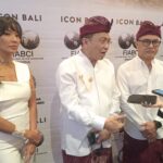 Direktur Utama PT Grha Hatten Duasatu Heru Nasution, MBA, CSM, Presiden Komisaris PT Grha Hatten Duasatu Ida Bagus Rai Budarsa dan penyanyi Shanty. (Foto: djo)