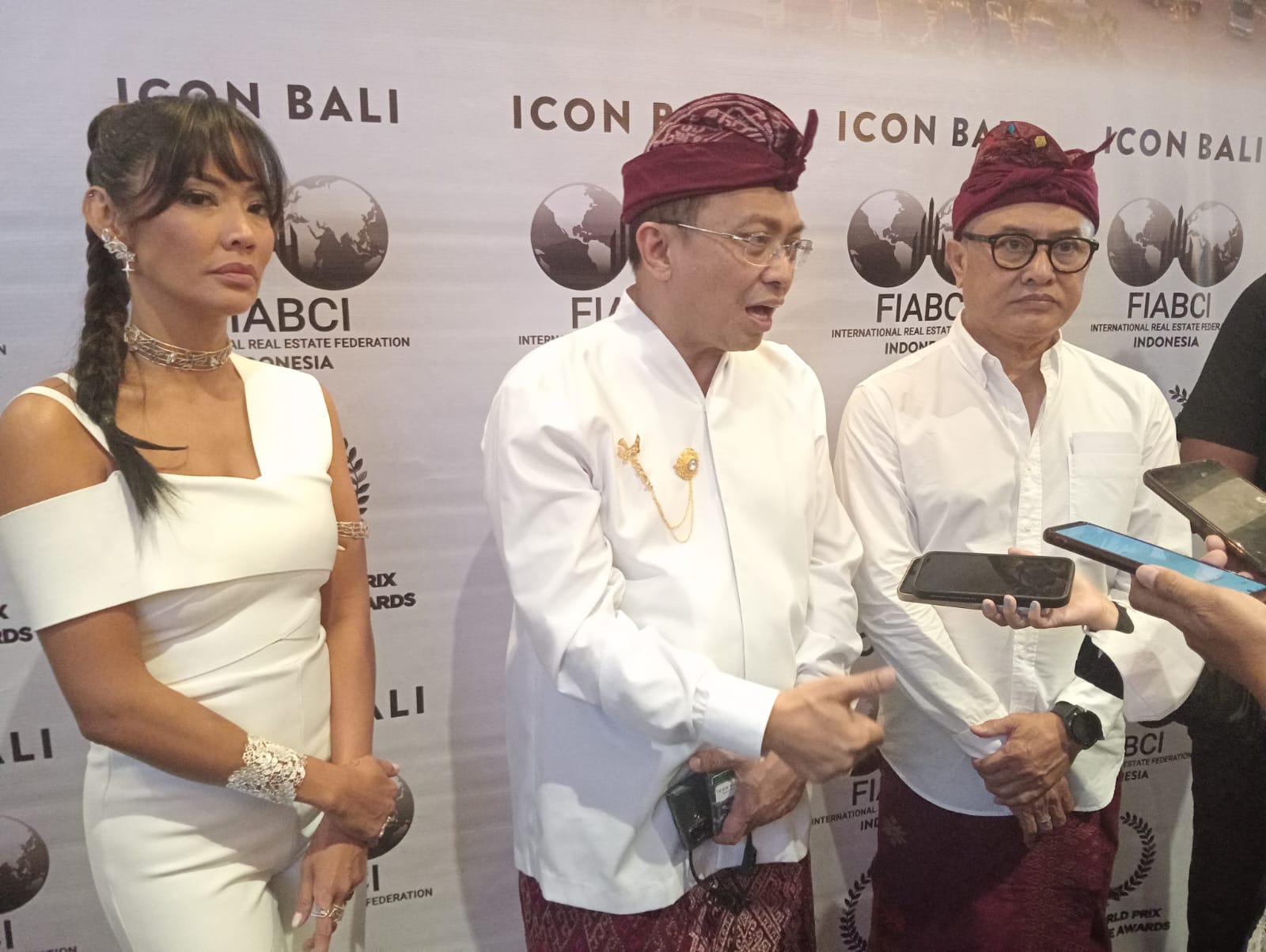 Direktur Utama PT Grha Hatten Duasatu Heru Nasution, MBA, CSM, Presiden Komisaris PT Grha Hatten Duasatu Ida Bagus Rai Budarsa dan penyanyi Shanty. (Foto: djo)
