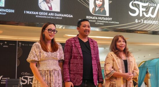 Ketua Cap Bali Foundation & Friends, I Wayan Gede Ari Danangga (tengah) bersama Direktur Cap Bali Group, Putu Fitri Ertaningsih (kiri) di depan booth Cap Bali Foundation & Friends, di ICON Bali Mall, Sanur. (Foto: djo)