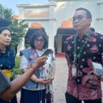 GM Commercial Property JSI Stella Kohdong (tengah) didampingi Risnanty Kusuma Putri selaku Deputy GM Commercial Properties PT Jakarta Setiabudi International Tbk (kiri) dan Robert Aditya Pramana selaku Head of Property Bali Collection. (Foto: djo)