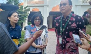 GM Commercial Property JSI Stella Kohdong (tengah) didampingi Risnanty Kusuma Putri selaku Deputy GM Commercial Properties PT Jakarta Setiabudi International Tbk (kiri) dan Robert Aditya Pramana selaku Head of Property Bali Collection. (Foto: djo)