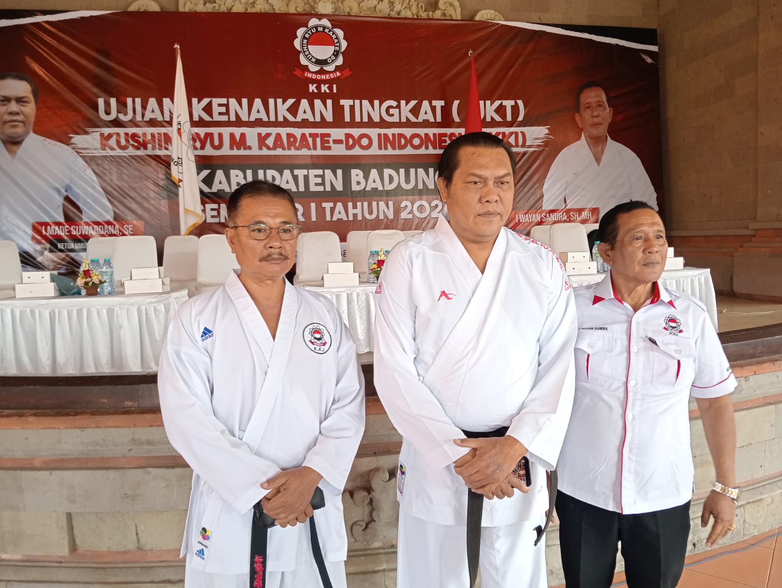 Ketua Umum Pengkab KKI Badung, I Made Suwardana, SE (tengah) saat ditemui di sela-sela pelaksanaan UKT di Puspem Badung, Minggu (2/8/2026) (Foto: djo)