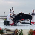 Musisi jazz Indra Lesmana memainkan piano saat memberikan suguhan musik kepada para tamu di acara 'Sunrise Jazz' terkait perayaan HUT RI ke-81 di tepi pantai The Meru Sanur, Bali Beach Hotel & Convention Centre, Senin (17/8/2026). (Foto: djo)