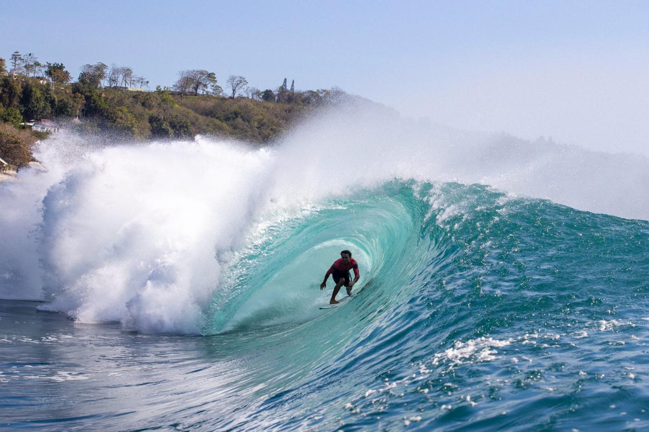 Surfer peserta Rip Curl Cup Padang Padang 2026 sedang melakukan pemanasan (Foto: PR Rip Curl)