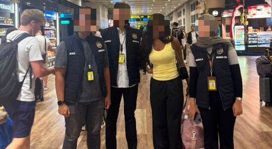 Kantor Imigrasi Kelas I Khusus TPI Ngurah Rai mendeportasi seorang warga negara Nigeria berinisial IO yang terbukti melanggar izin tinggal (overstay) selama 93 hari Kamis (20/8/2026). (Foto: Ist)