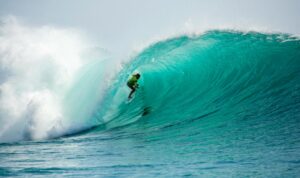 Salah satu peserta Rip Curl Cup ke-23 menunjukkan aksinya di Padang Padang (Foto: ist)