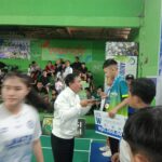 Ketua Umum Pengprov PBSI Bali I Wayan Winurjaya menyerahkan hadiah kepada pemenang Kejuaraan Bulu Tangkis Anugerah LMATS Open VII/2026 di GOR Anugerah Denpasar, Jumat (21/8/2026) (Foto: djo)