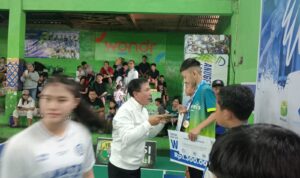 Ketua Umum Pengprov PBSI Bali I Wayan Winurjaya menyerahkan hadiah kepada pemenang Kejuaraan Bulu Tangkis Anugerah LMATS Open VII/2026 di GOR Anugerah Denpasar, Jumat (21/8/2026) (Foto: djo)