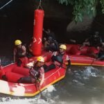 Salah satu peserta Kejurnas Arung Jeram 2026 di Sungai Ayung, Kabupaten Badung, Bali tampak berupaya melewati boyan di tengah arus yang deras. (Foto: PB FAJI)