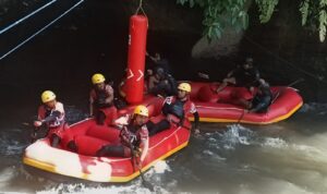 Salah satu peserta Kejurnas Arung Jeram 2026 di Sungai Ayung, Kabupaten Badung, Bali tampak berupaya melewati boyan di tengah arus yang deras. (Foto: PB FAJI)