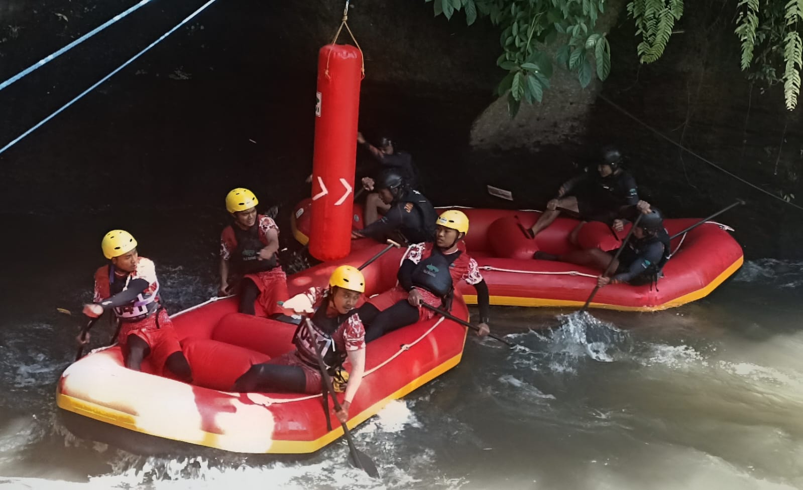 Salah satu peserta Kejurnas Arung Jeram 2026 di Sungai Ayung, Kabupaten Badung, Bali tampak berupaya melewati boyan di tengah arus yang deras. (Foto: PB FAJI)