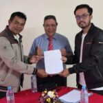 Tim Penjaringan dan Penyaringan Musprov FORKI Bali menunjukkan surat dukungan yang disampaikan voters terkait bakal calon Ketum FORKI Bali yang akan dipilih pada Musprov 5 September 2026 mendatang. (Foto: Panitia Musprov)