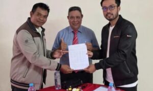 Tim Penjaringan dan Penyaringan Musprov FORKI Bali menunjukkan surat dukungan yang disampaikan voters terkait bakal calon Ketum FORKI Bali yang akan dipilih pada Musprov 5 September 2026 mendatang. (Foto: Panitia Musprov)