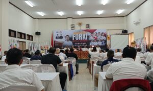Armand Setiawan Wulianadi (tengah) akhirnya terpilih kembali sebagai Ketum FORKI Bali 2026-2030 saat Musprov FORKI Bali di Ruang Rapat KONI Bali, Sabtu (5/9/2026) (foto: djo)