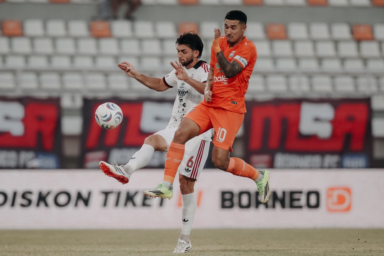 Brandon Wilson dari Bali United (6) menghalau bola yang diberikan kepada penyerang Borneo Juan Filippe Villa. (Foto: MOBU)