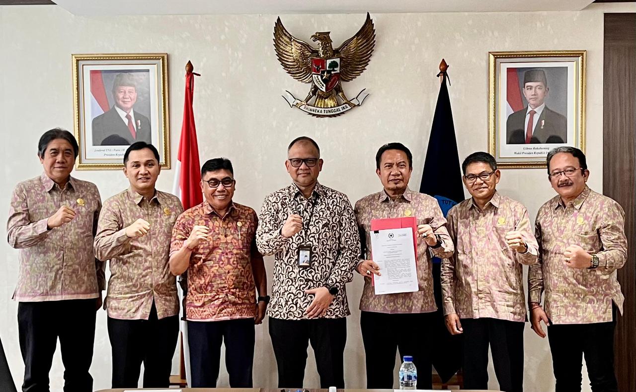 Jajaran pimpinan Universitas Udayana bersama Direktur Jenderal Pendidikan Tinggi. (Foto: Humas Unud)