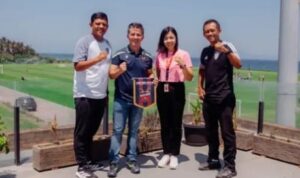 International Training Director Levante, Daniel Pastor (dua dari kiri) saat bertandang ke Bali United Training Center Pantai Purnama, Gianyar. (Foto: butd)