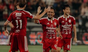 Irfan Jaya (tengah) melakukan selebrasi bersama Teppei Yachida (kanan) dan Remco Balk (kiri) seusai menjebol gawang Isenmulang Kalteng FC di menit akhir laga. (Foto: butd)